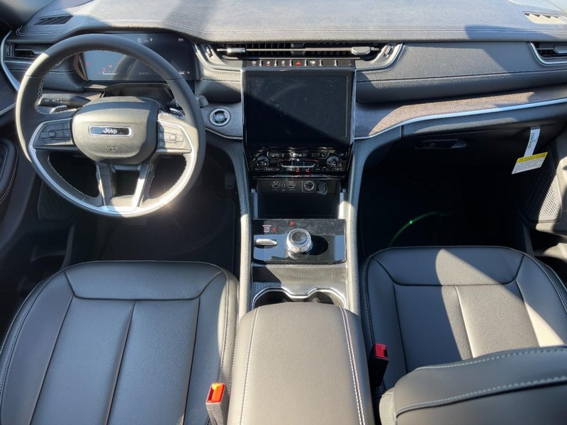 Jeep Grand Cherokee Vehicle Full-screen Gallery Image 06