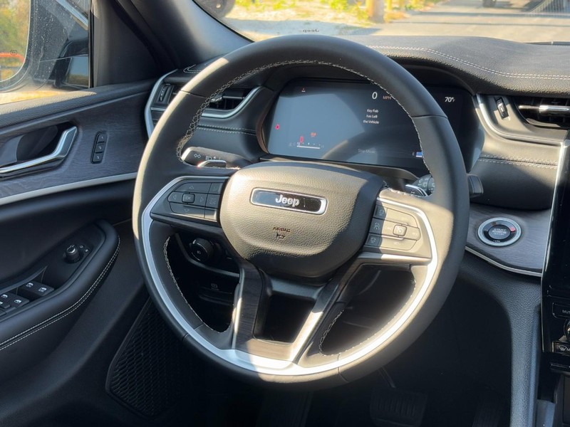 Jeep Grand Cherokee Vehicle Full-screen Gallery Image 07