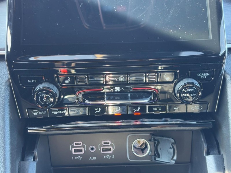 Jeep Grand Cherokee Vehicle Full-screen Gallery Image 09