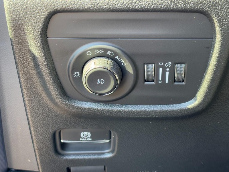 Jeep Grand Cherokee Vehicle Full-screen Gallery Image 11