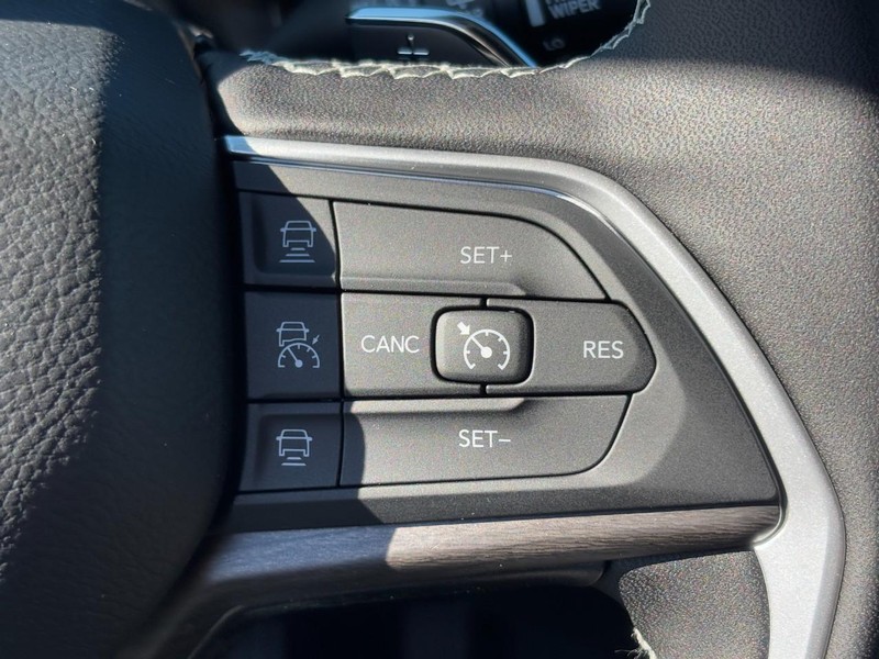 Jeep Grand Cherokee Vehicle Full-screen Gallery Image 13