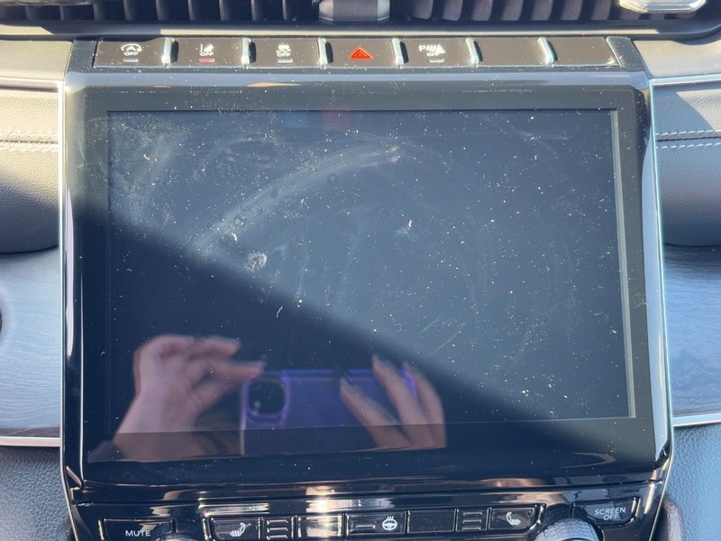 Jeep Grand Cherokee Vehicle Full-screen Gallery Image 15