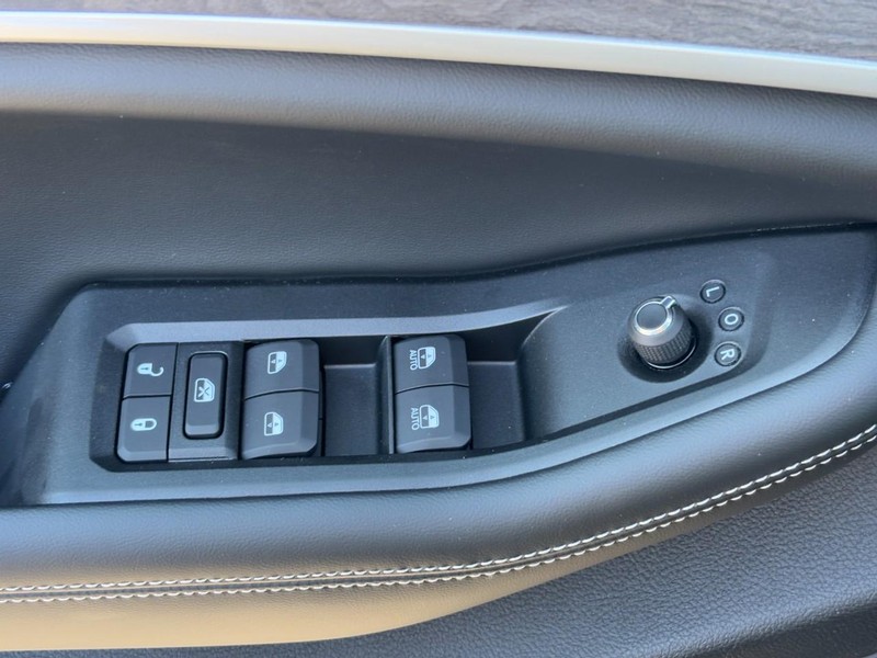 Jeep Grand Cherokee Vehicle Full-screen Gallery Image 17