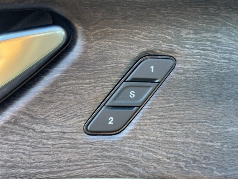 Jeep Grand Cherokee Vehicle Full-screen Gallery Image 18