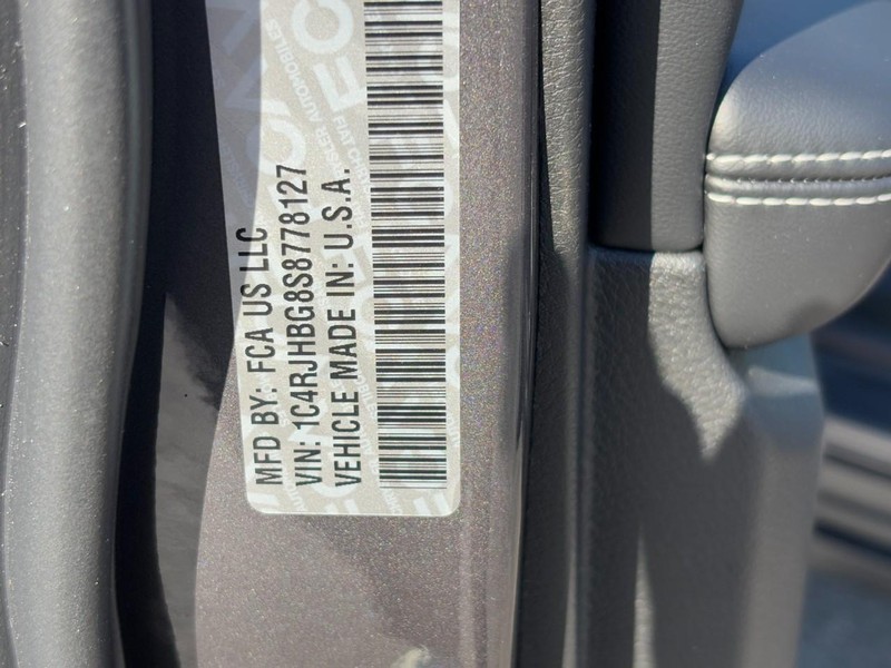 Jeep Grand Cherokee Vehicle Full-screen Gallery Image 20