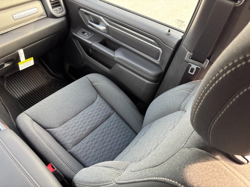 Ram 1500 Vehicle Full-screen Gallery Image 10