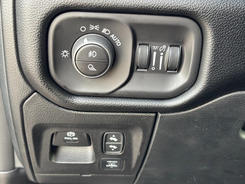 Ram 1500 Vehicle Full-screen Gallery Image 11