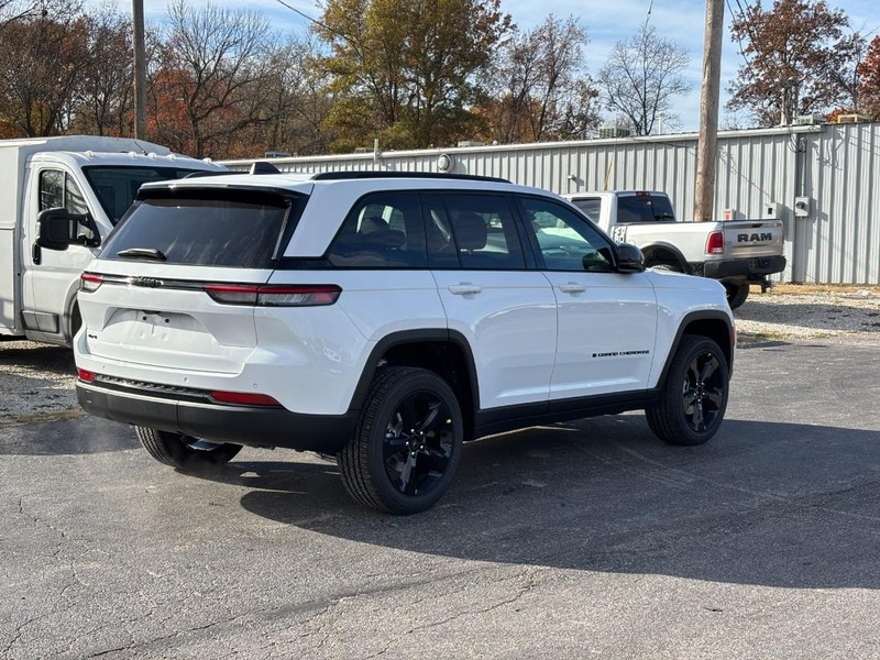 Jeep Grand Cherokee Vehicle Full-screen Gallery Image 03