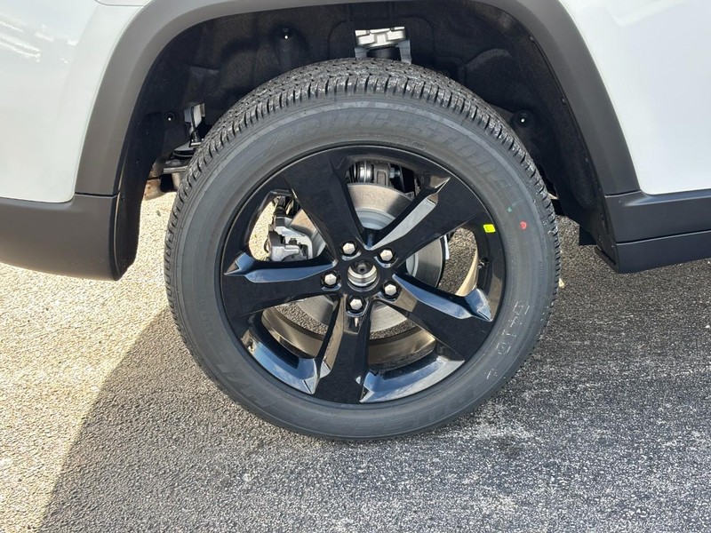 Jeep Grand Cherokee Vehicle Full-screen Gallery Image 04