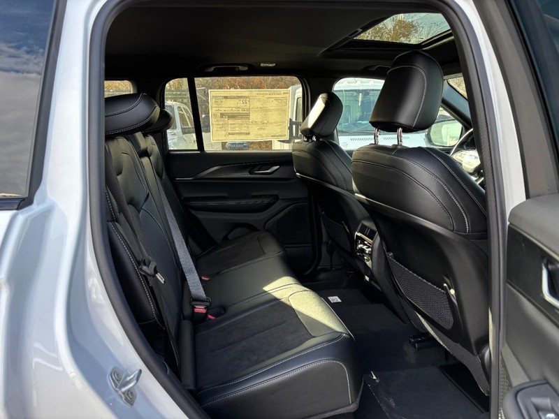 Jeep Grand Cherokee Vehicle Full-screen Gallery Image 05