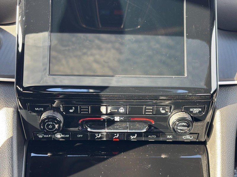 Jeep Grand Cherokee Vehicle Full-screen Gallery Image 09