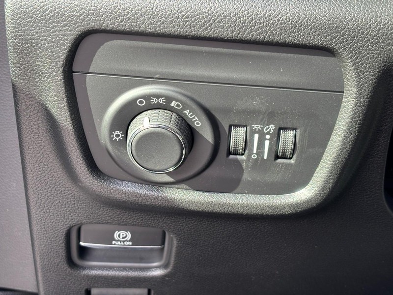 Jeep Grand Cherokee Vehicle Full-screen Gallery Image 11