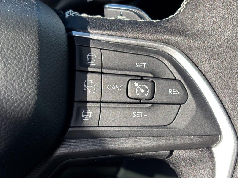 Jeep Grand Cherokee Vehicle Full-screen Gallery Image 13