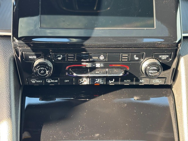 Jeep Grand Cherokee Vehicle Full-screen Gallery Image 16