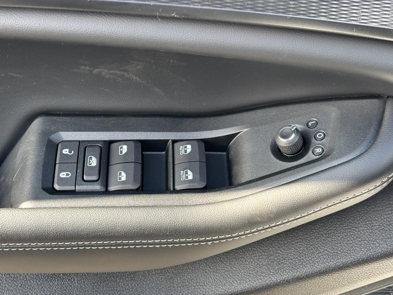 Jeep Grand Cherokee Vehicle Full-screen Gallery Image 17