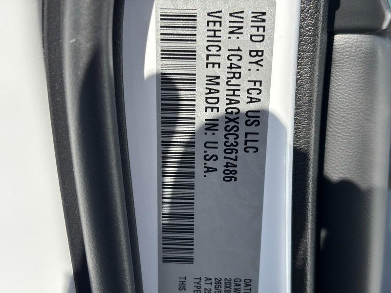 Jeep Grand Cherokee Vehicle Full-screen Gallery Image 20