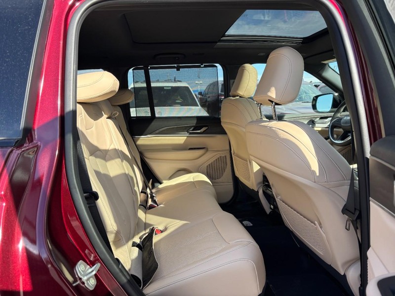 Jeep Grand Cherokee Vehicle Full-screen Gallery Image 05