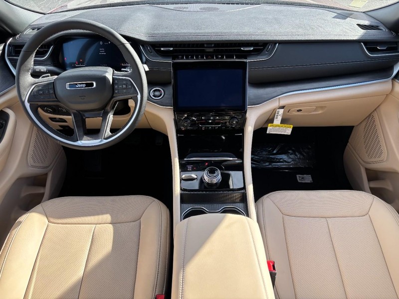 Jeep Grand Cherokee Vehicle Full-screen Gallery Image 06