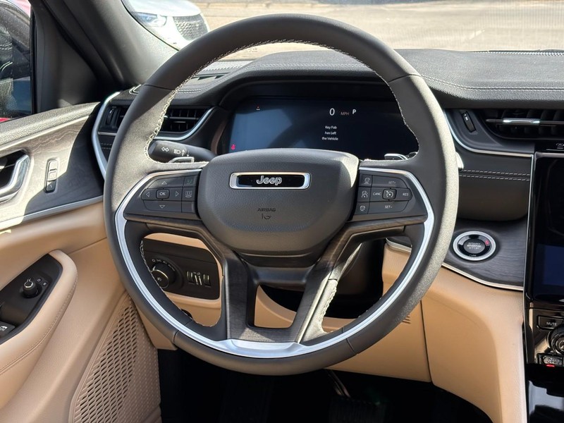 Jeep Grand Cherokee Vehicle Full-screen Gallery Image 07