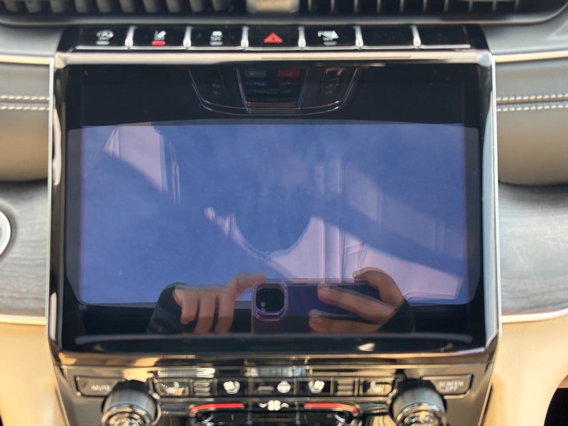 Jeep Grand Cherokee Vehicle Full-screen Gallery Image 08