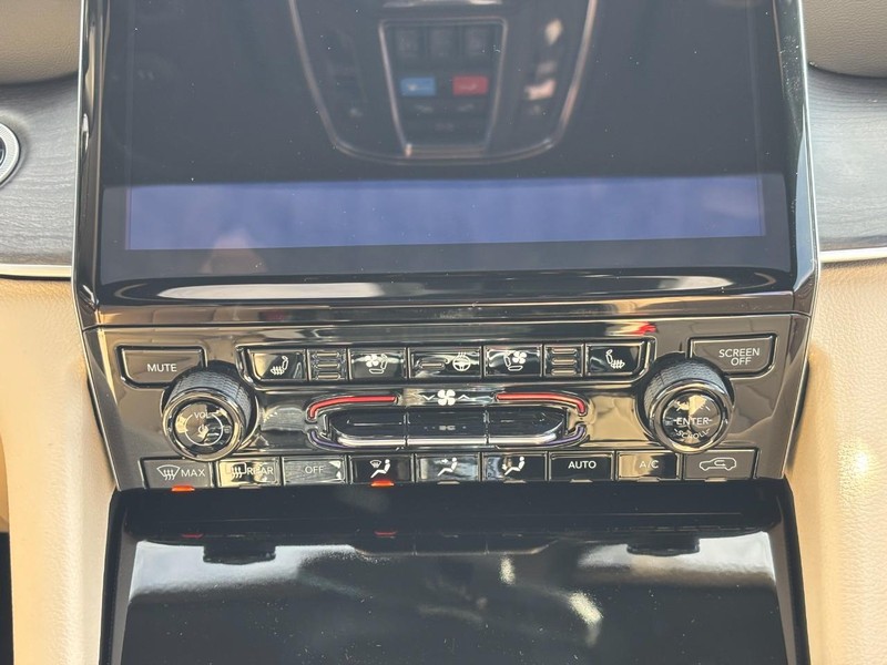 Jeep Grand Cherokee Vehicle Full-screen Gallery Image 09