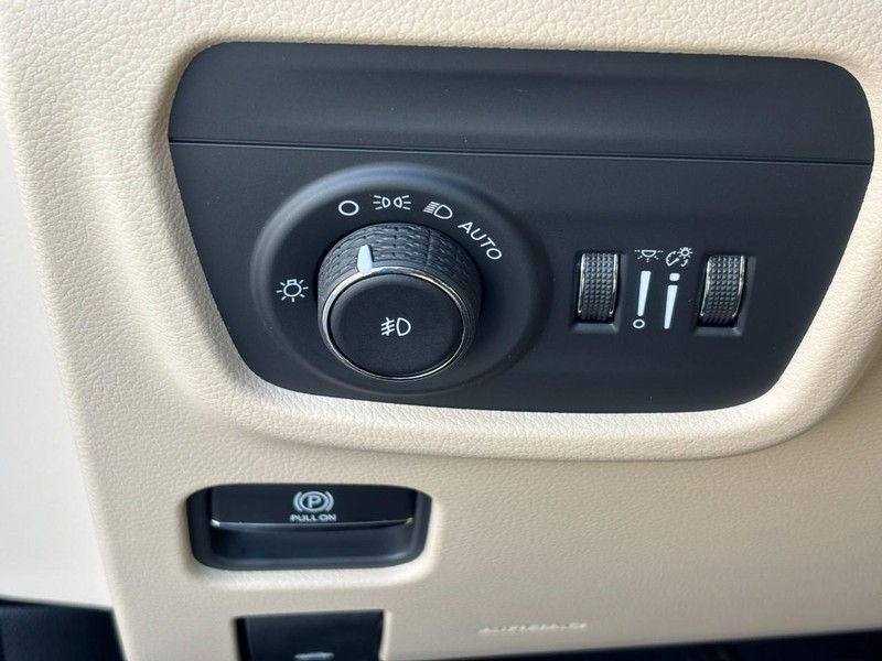 Jeep Grand Cherokee Vehicle Full-screen Gallery Image 11