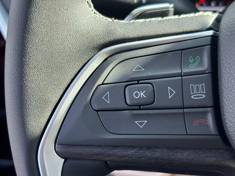 Jeep Grand Cherokee Vehicle Full-screen Gallery Image 12