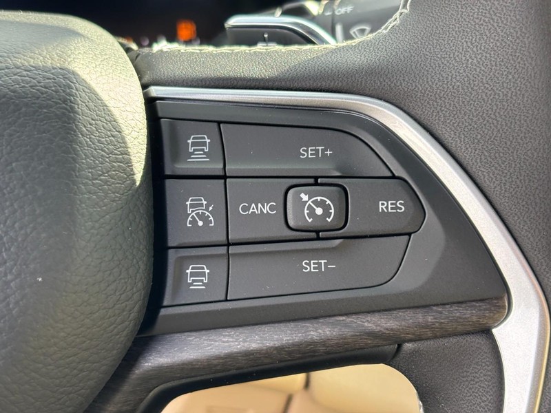 Jeep Grand Cherokee Vehicle Full-screen Gallery Image 13