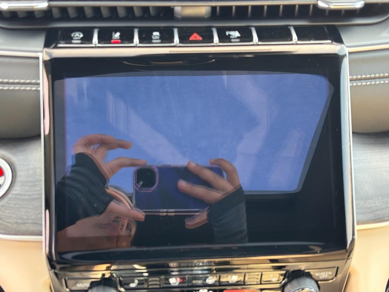 Jeep Grand Cherokee Vehicle Full-screen Gallery Image 15