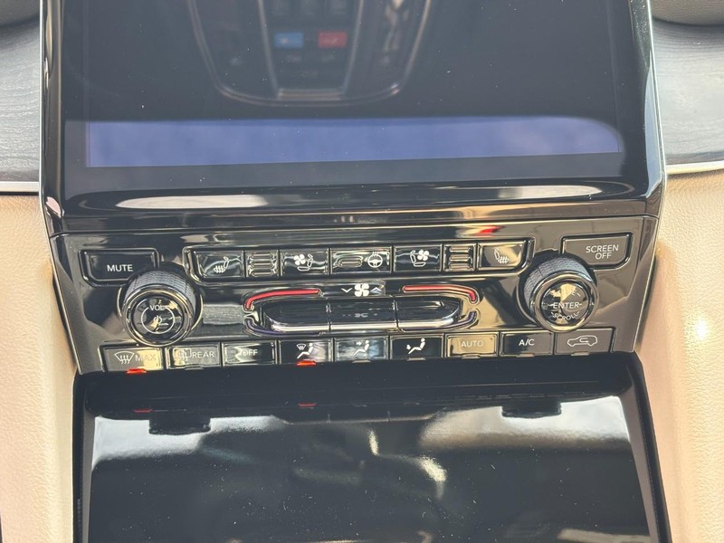 Jeep Grand Cherokee Vehicle Full-screen Gallery Image 16