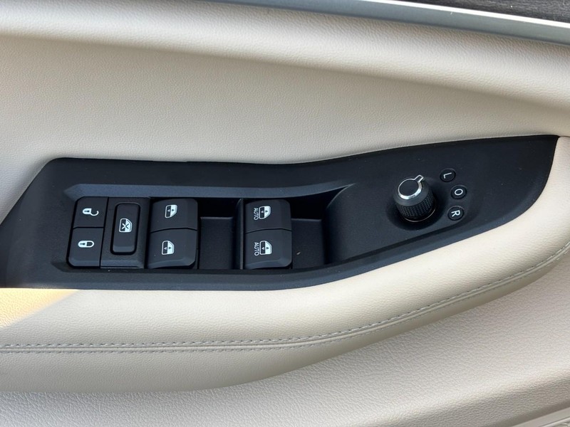 Jeep Grand Cherokee Vehicle Full-screen Gallery Image 17