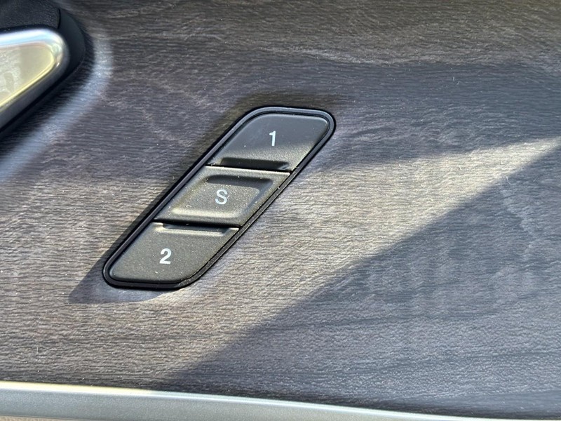 Jeep Grand Cherokee Vehicle Full-screen Gallery Image 18