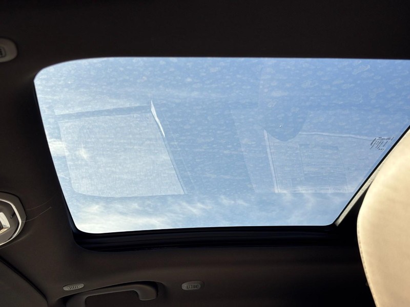 Jeep Grand Cherokee Vehicle Full-screen Gallery Image 20