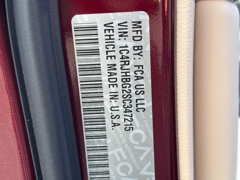 Jeep Grand Cherokee Vehicle Full-screen Gallery Image 21