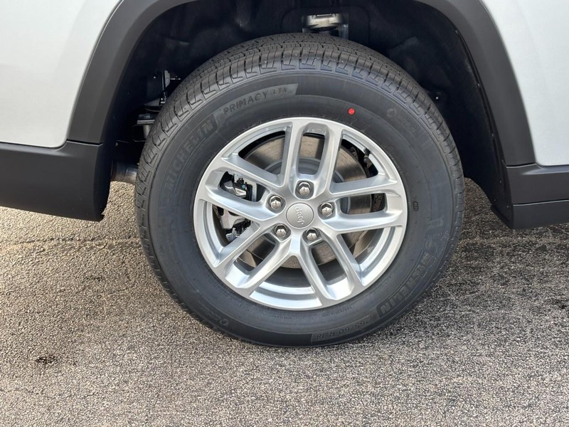 Jeep Grand Cherokee L Vehicle Full-screen Gallery Image 04