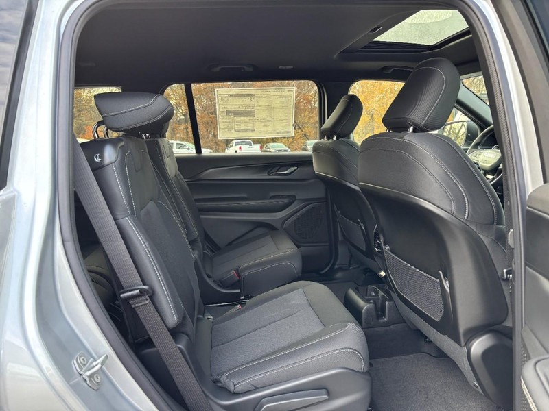 Jeep Grand Cherokee L Vehicle Full-screen Gallery Image 05