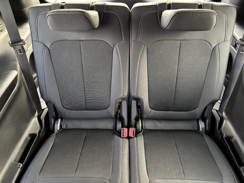 Jeep Grand Cherokee L Vehicle Full-screen Gallery Image 06