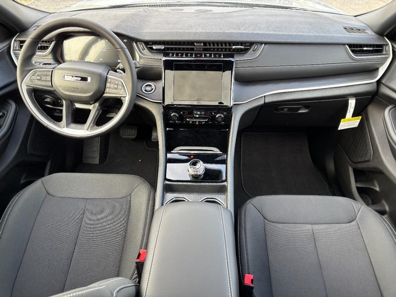 Jeep Grand Cherokee L Vehicle Full-screen Gallery Image 07