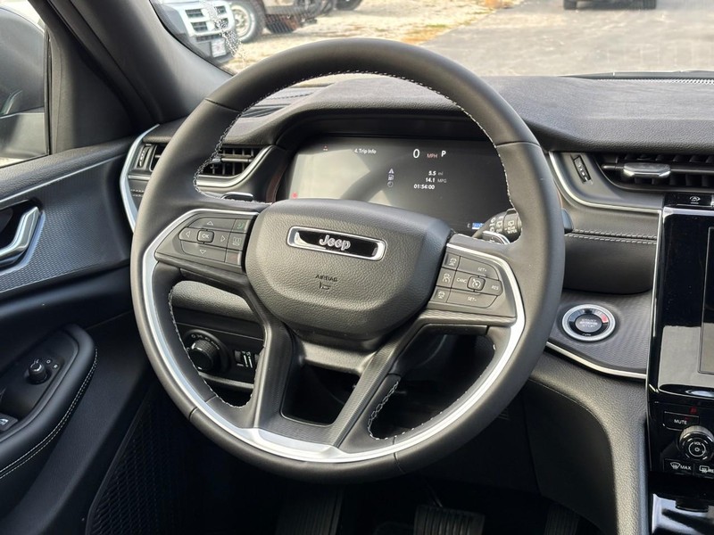 Jeep Grand Cherokee L Vehicle Full-screen Gallery Image 08