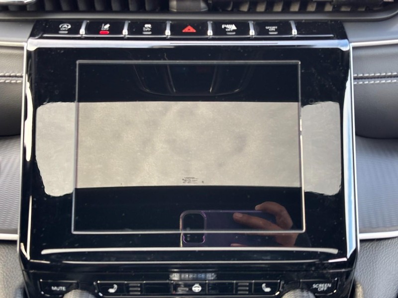 Jeep Grand Cherokee L Vehicle Full-screen Gallery Image 09