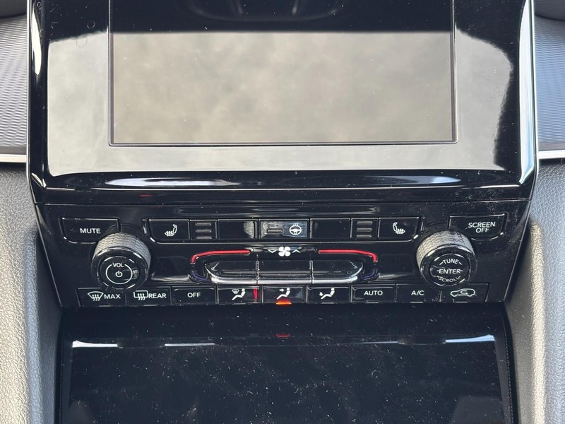 Jeep Grand Cherokee L Vehicle Full-screen Gallery Image 10