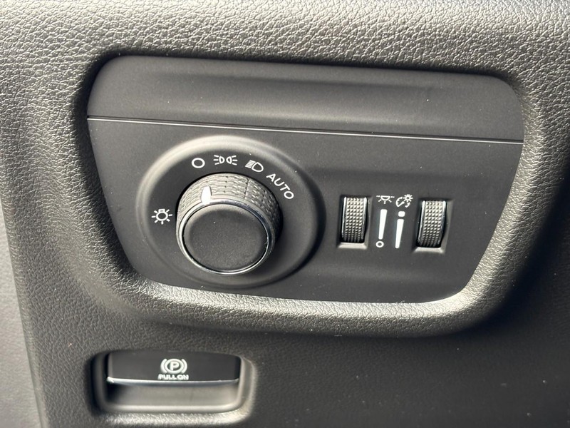 Jeep Grand Cherokee L Vehicle Full-screen Gallery Image 12