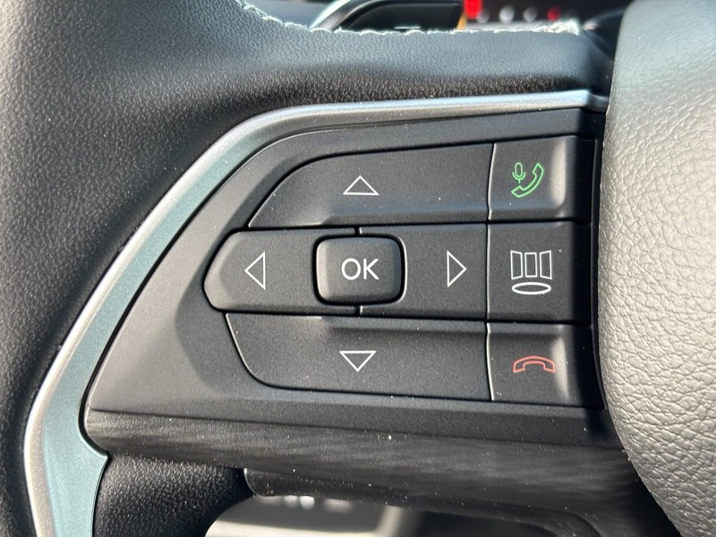 Jeep Grand Cherokee L Vehicle Full-screen Gallery Image 13