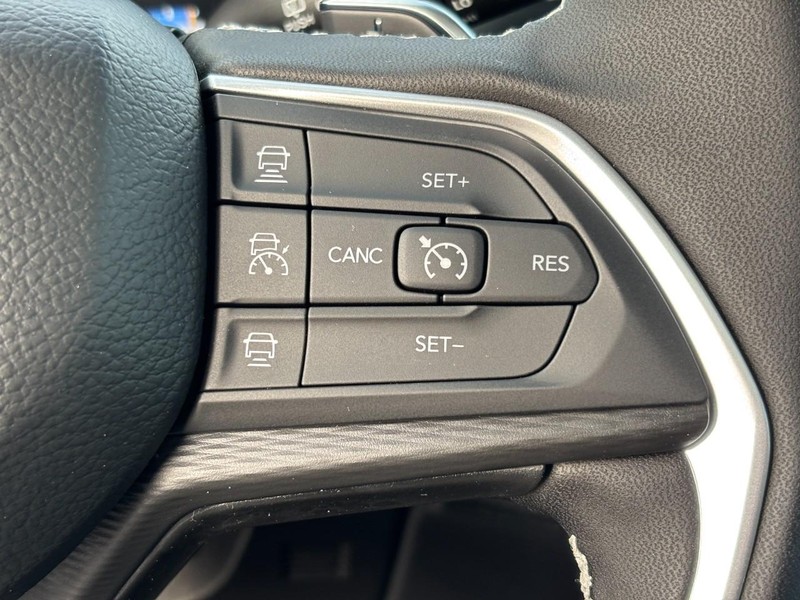 Jeep Grand Cherokee L Vehicle Full-screen Gallery Image 14