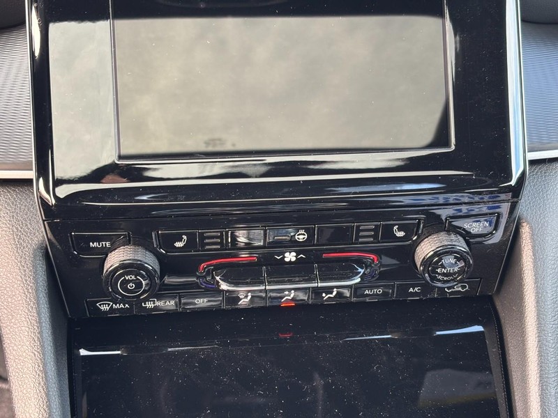 Jeep Grand Cherokee L Vehicle Full-screen Gallery Image 17