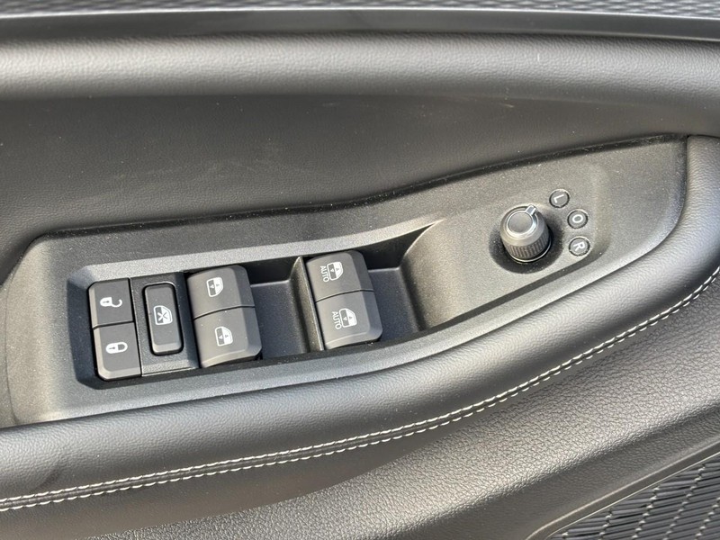 Jeep Grand Cherokee L Vehicle Full-screen Gallery Image 18