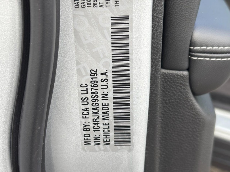 Jeep Grand Cherokee L Vehicle Full-screen Gallery Image 21