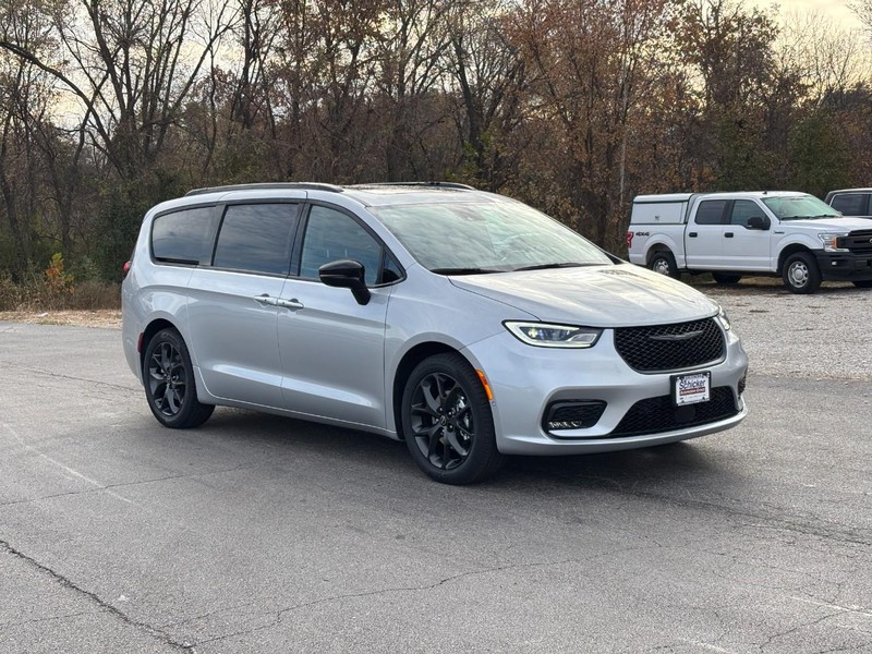 Chrysler Pacifica Vehicle Full-screen Gallery Image 02