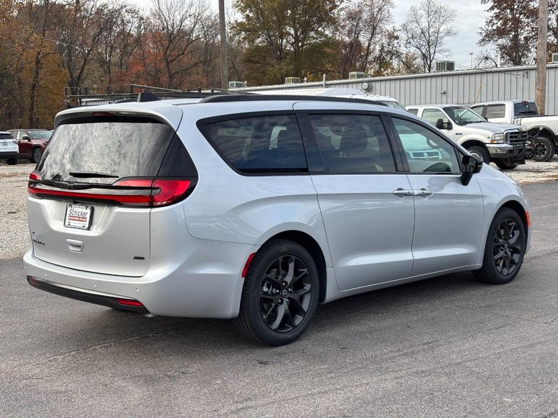 Chrysler Pacifica Vehicle Full-screen Gallery Image 03