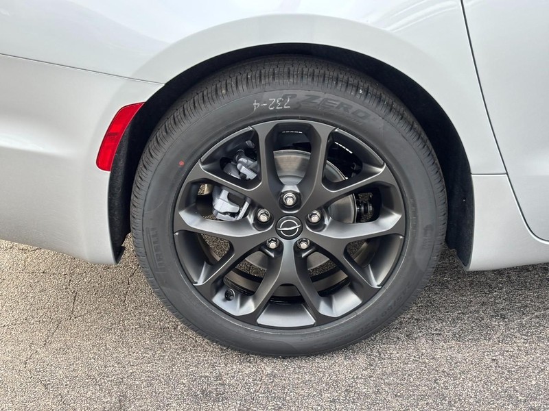 Chrysler Pacifica Vehicle Full-screen Gallery Image 04